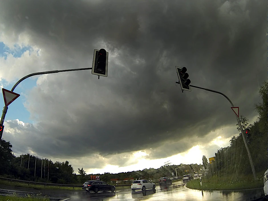 Dunkle Wolken mit Starkregen verhängen den Berliner Himmel. 