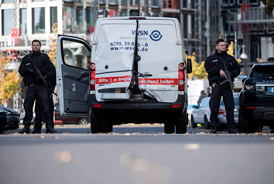 Polizisten sichern den aufgebrochenen Geldtransporter der Neubrandenburger Firma. 