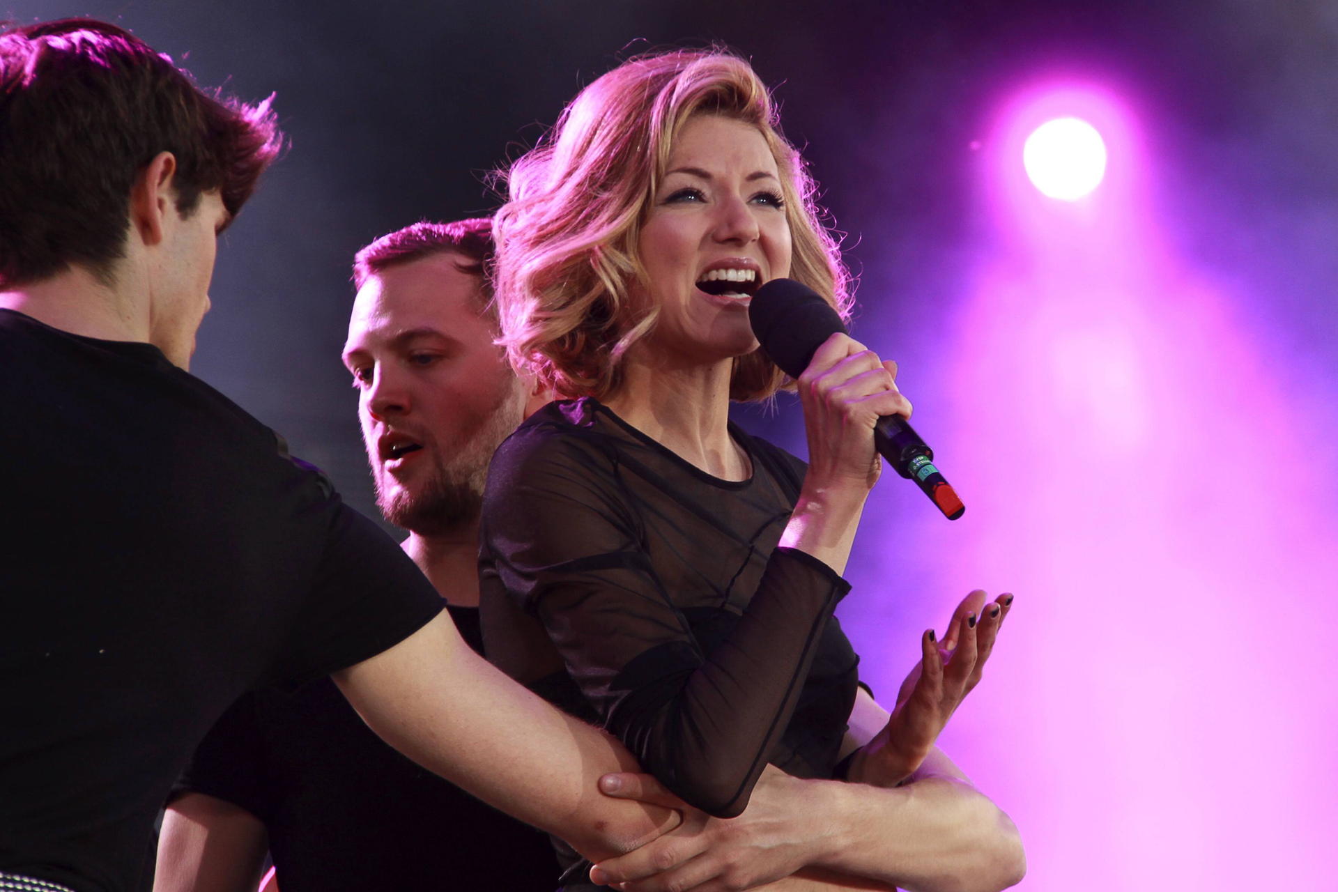 Warum SchlagerStar Ella Endlich Céline Dion als Idol ansieht