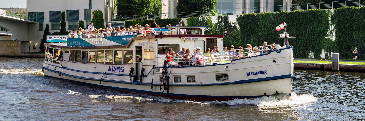 Image - Mann pinkelt in Berlin von der Jannowitzbrücke auf ein Ausflugsschiff