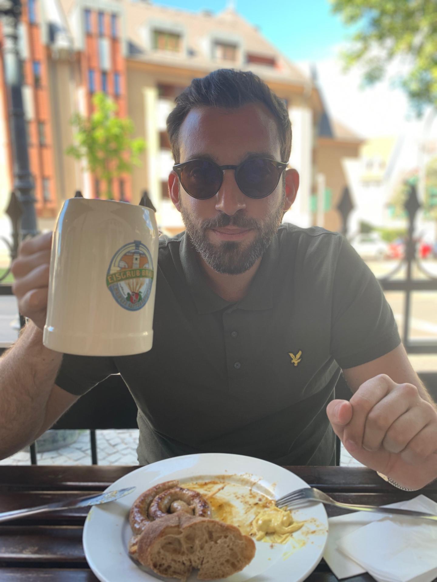 Im Meenzer Brauhaus „Eisgrub“ gibt es Bier aus Steinkrügen und grobe Bratwurst.