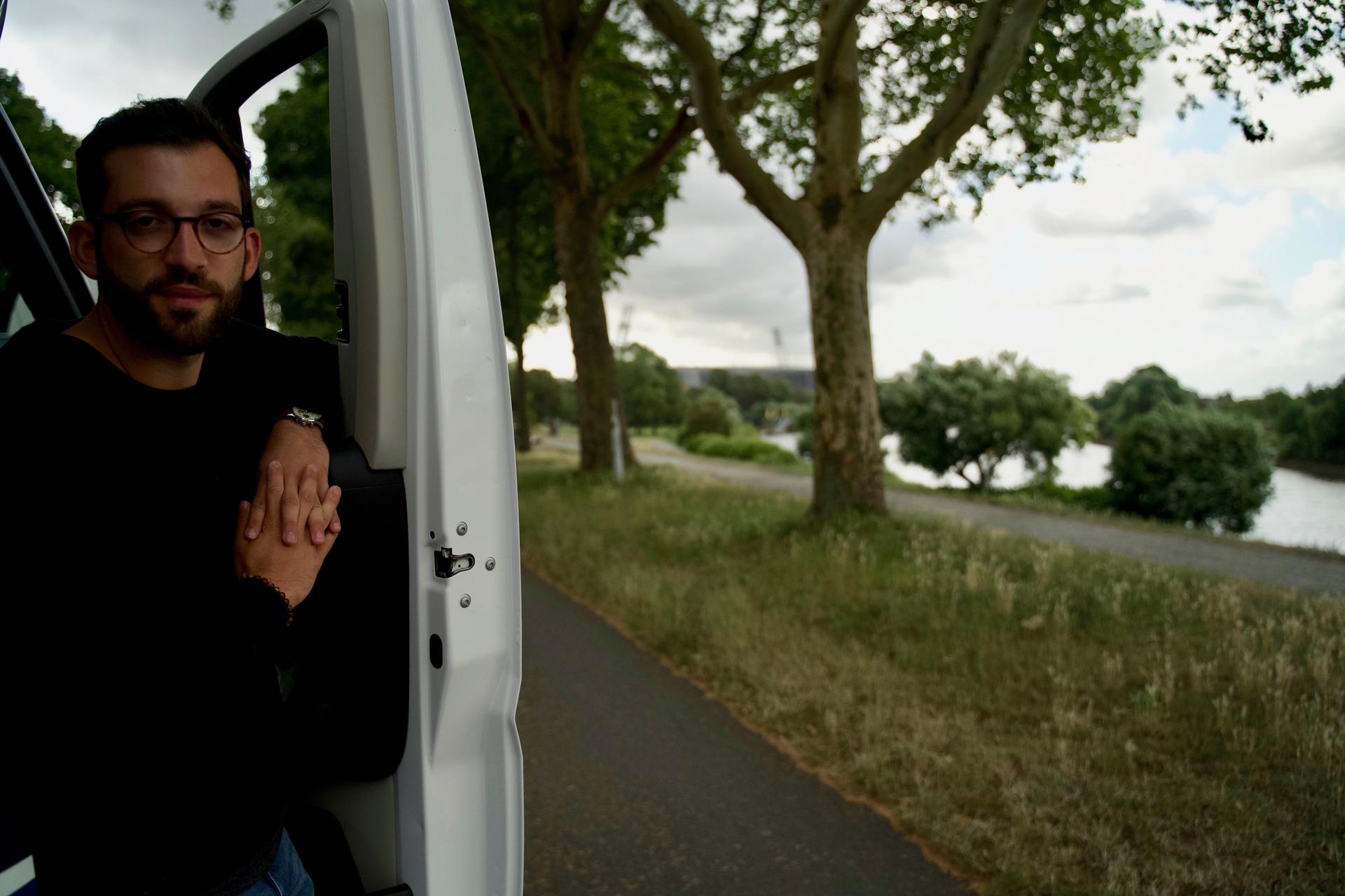 Ground Nummer 3: Reporter Patrick Berger mit dem Wohnmobil am Osterdeich vor dem Weserstadion.