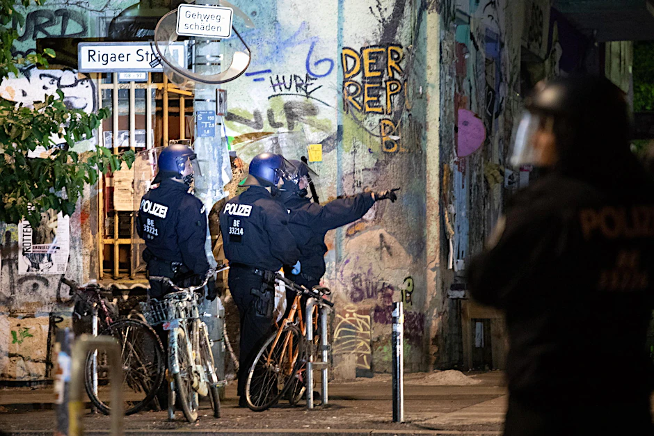 An der Liebig-, Ecke Rigaer Straße kam es am Wochenende wieder zu Polizeieinsätzen.