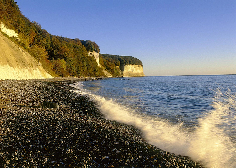 Schön hier! Die Kreideküste von Rügen ist ein beliebtes Urlaubsziel. Früher gab es Züge von Berlin direkt nach Saßnitz. Wie kommt man heute an die Küste? 
