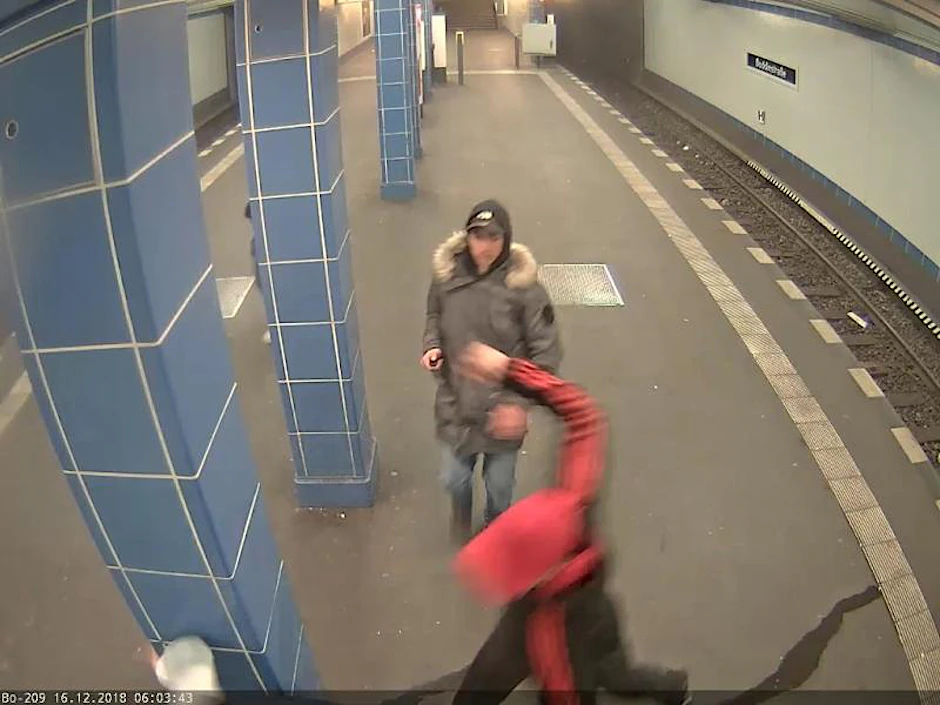 Einer der Gangster geht auf sein Opfer mit Reizgas los.