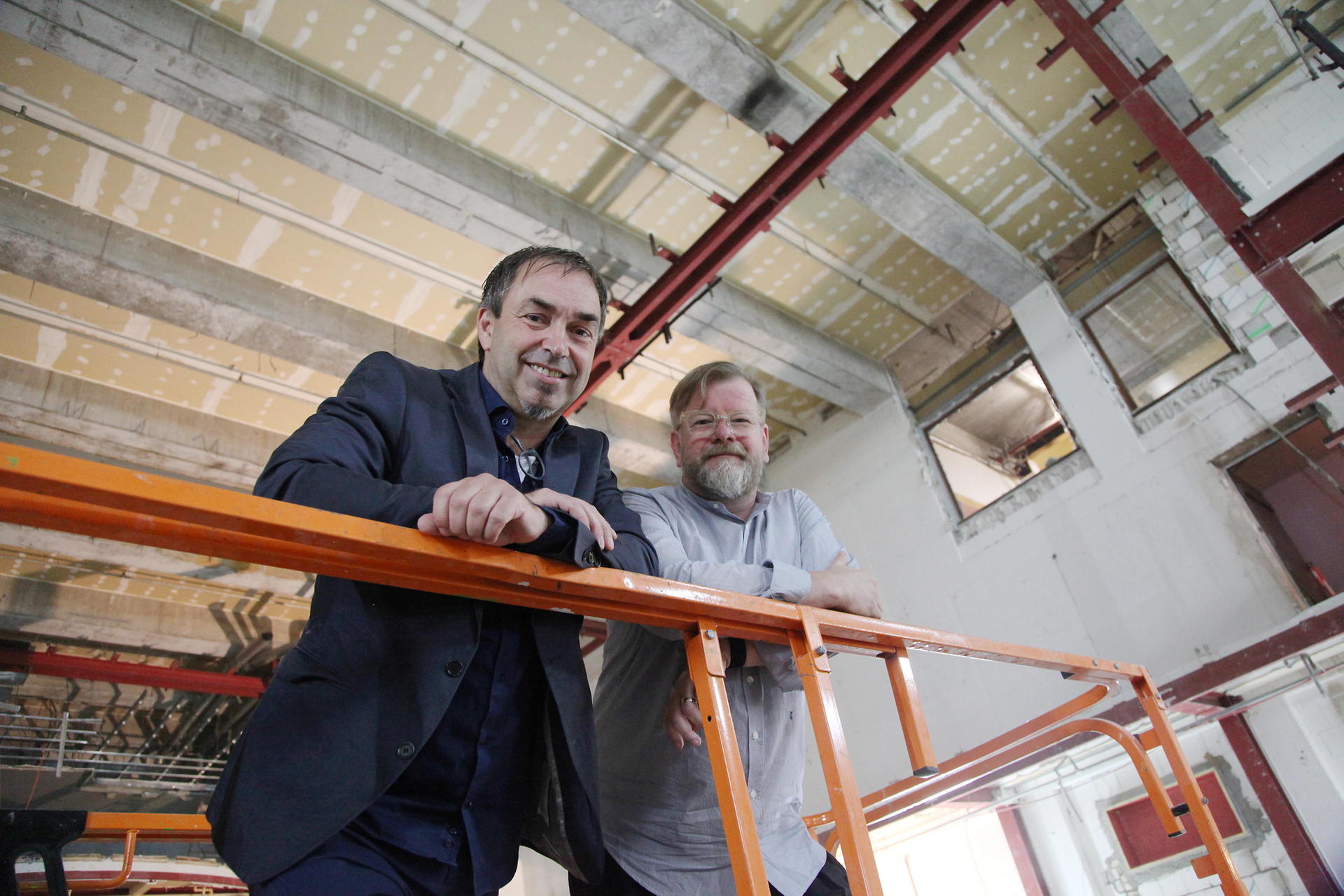 Michael Hildebrandt (l.) und Architekt Thomas Karsten auf der Baustelle.