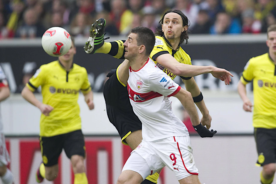 Neven Subotic testet im Dortmund-Dress die Nehmer-Qualitäten von Vedad Ibisevic im Stuttgart-Trikot.