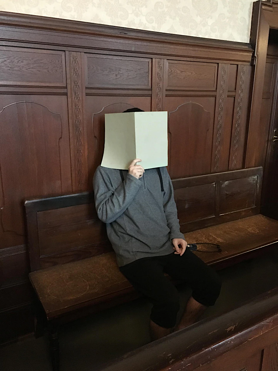 Keine Lust auf Kameras: Yunadi A. verdeckt sein Gesicht.