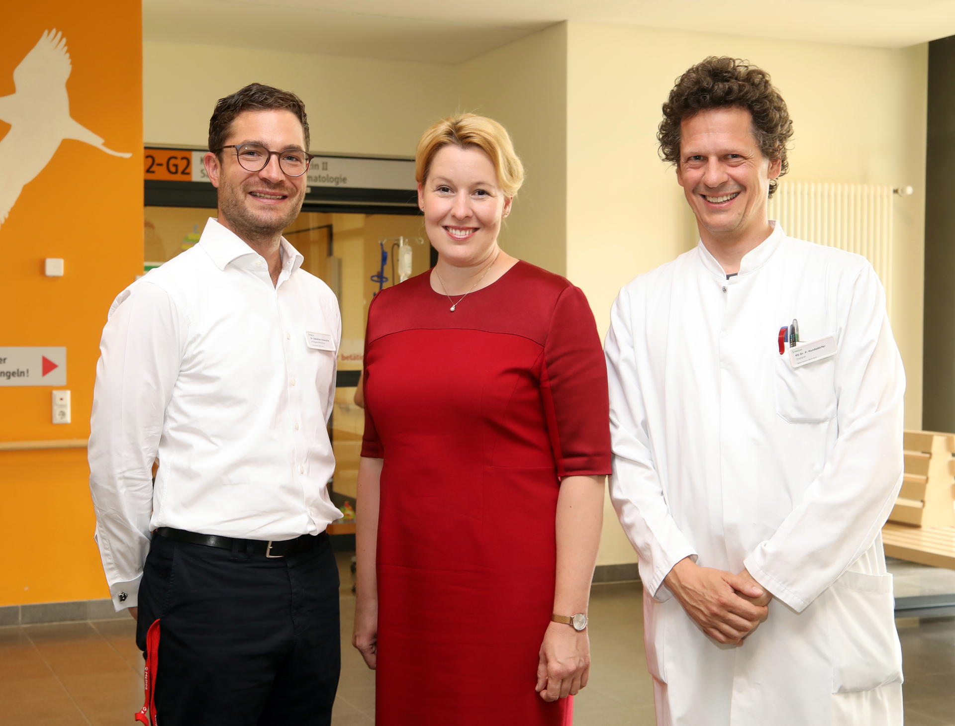 Sebastian Heumüller und Chefarzt Dr. Patrick Hundsdörfer zeigen der Ministerin die Station. 