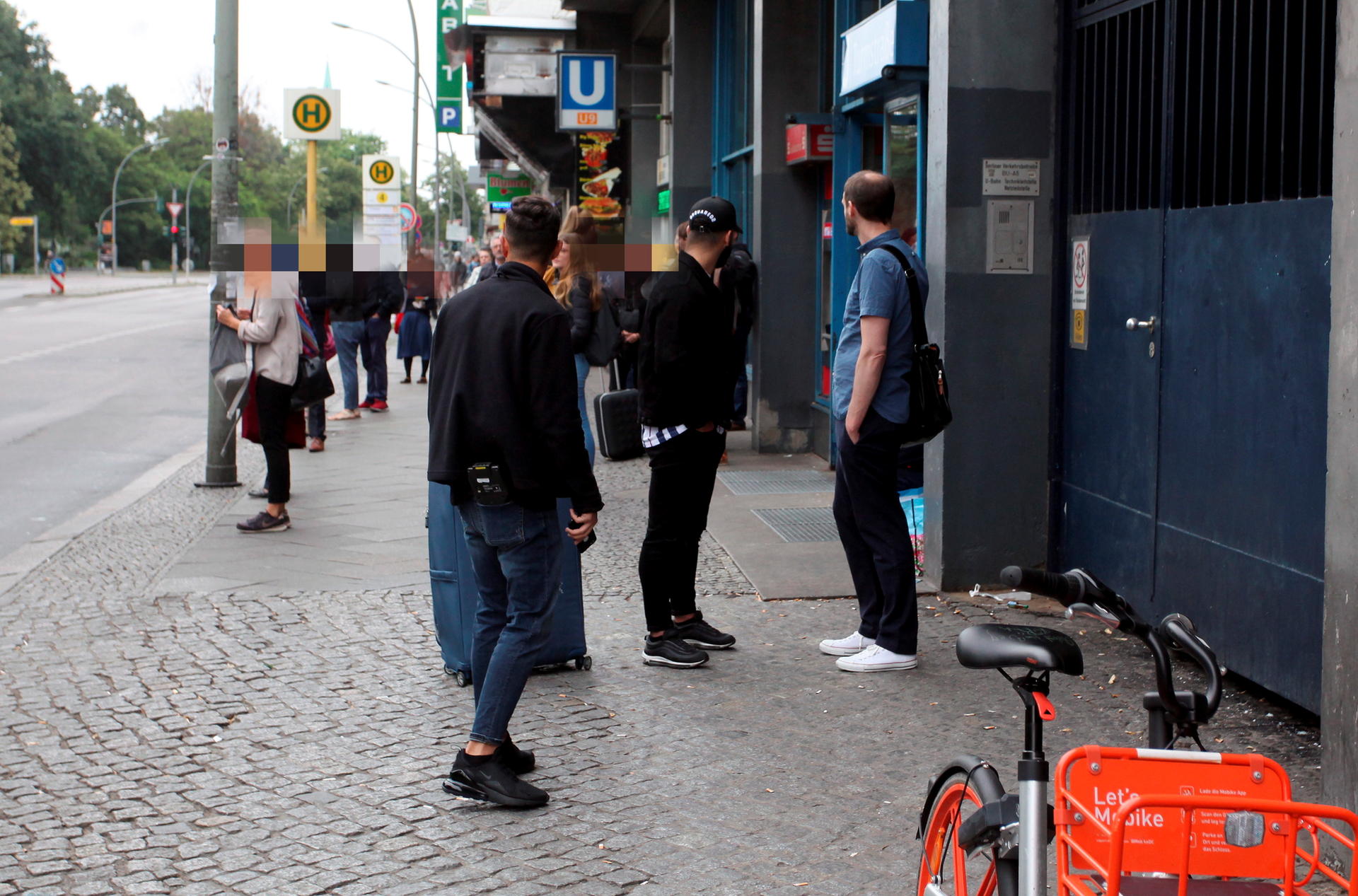 Die Fahrkartenkontrolleure warteten an der Haltestelle Turmstraße auf die Polizei. 