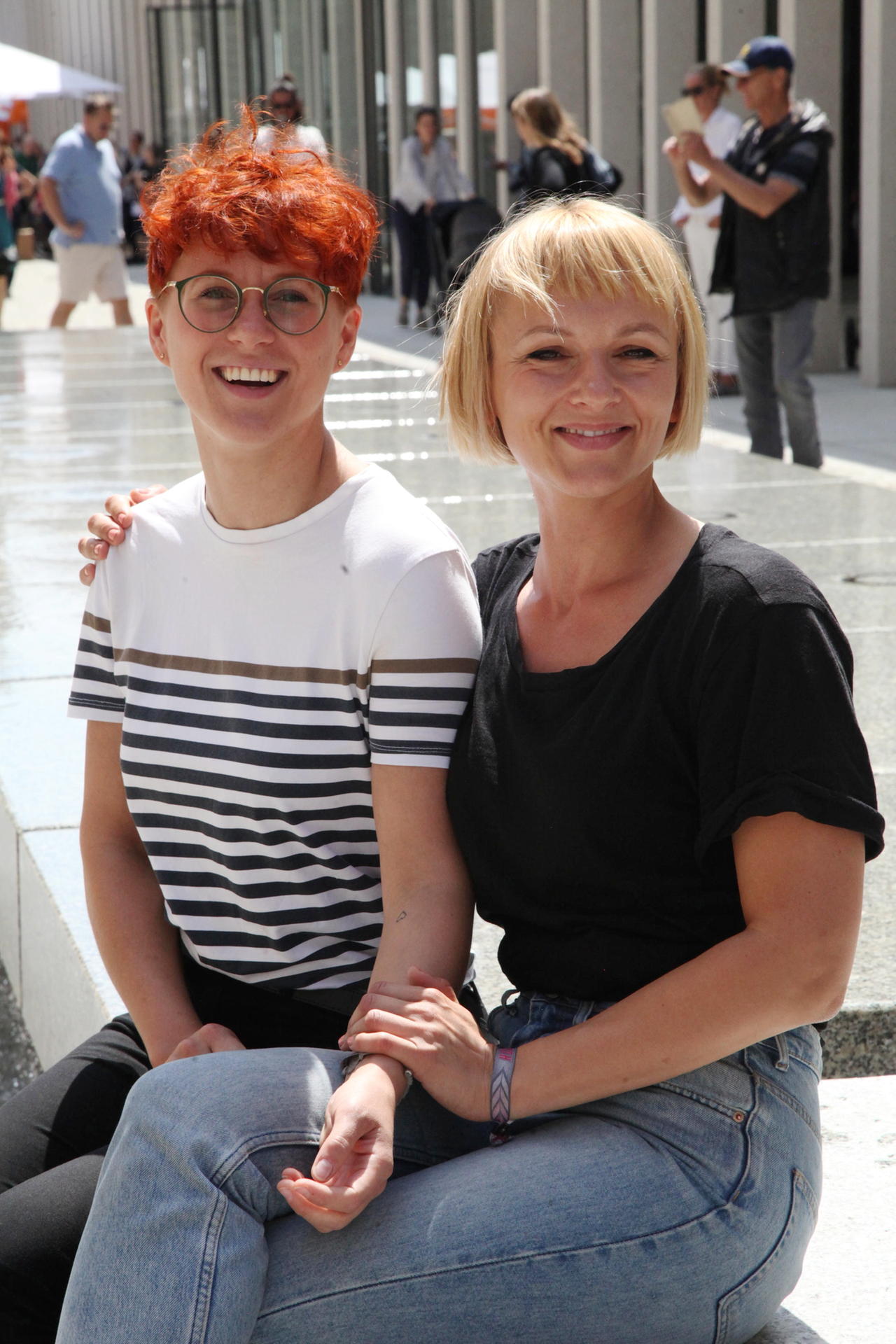 Josephin Pötter (l.) und Ekaterina Försterloben die Ausstellung über James Simon.