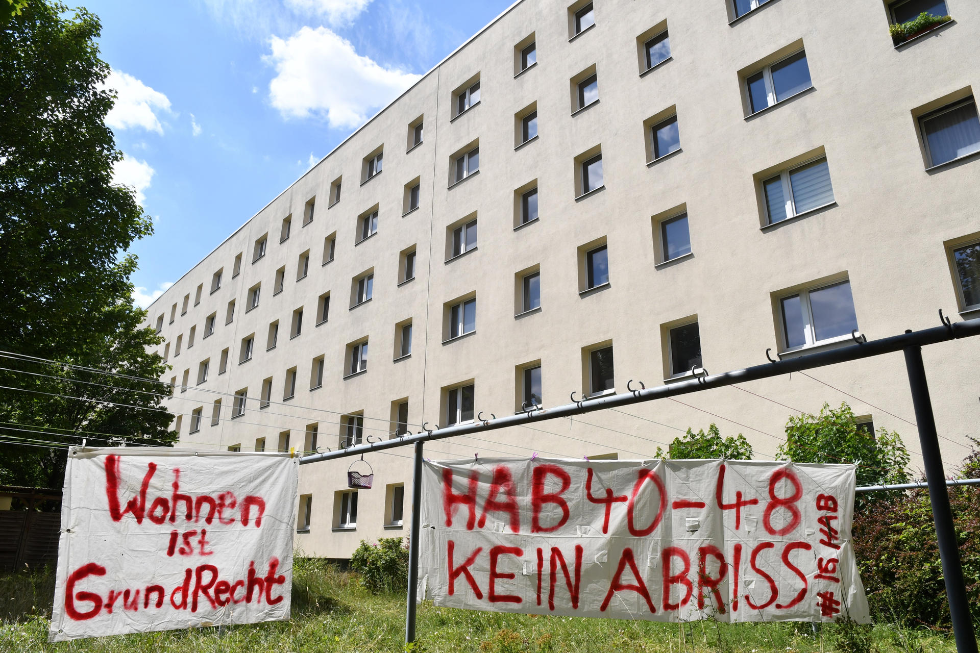  Die Mieter nutzten den Hinterhof, um die Transparente zu lüften.