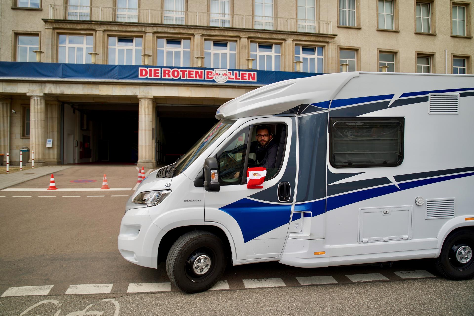 Vorletzter Stadionpunkt: Reporter Patrick Berger mit dem UNVEU-Mobil in Leipzig.