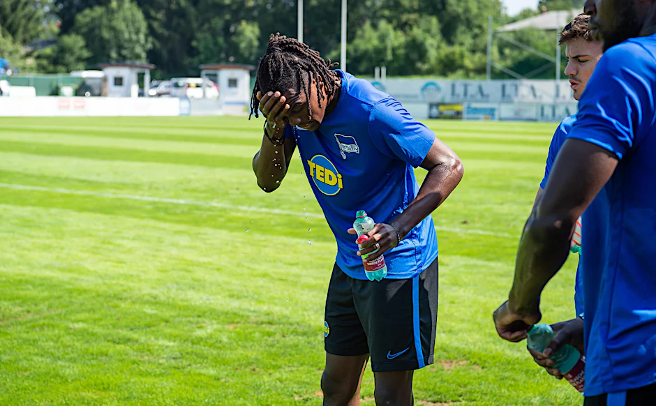 Dedryck Boyata sucht mit Wasser Abkühlung.