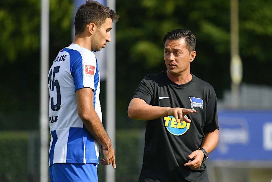 Ante Covic (l.) lässt keine Möglichkeit aus, sich mit Marko Grujic auszutauschen.
