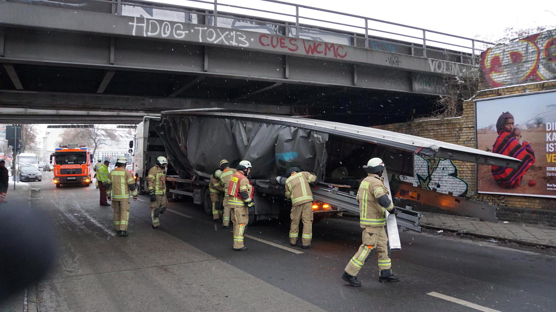 2017: Dieser Lkw hatte vor dem Unfall eine Höhe von 4,10 Meter. Nach dem Unfall waren es  noch 3,80 Meter.
