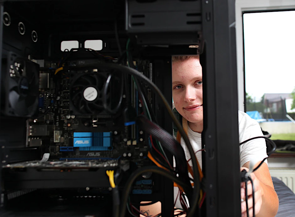 Tony bastelt gern an Computern. Für Technik hat er sich bereits interessiert, als er noch ein Mädchen war. 