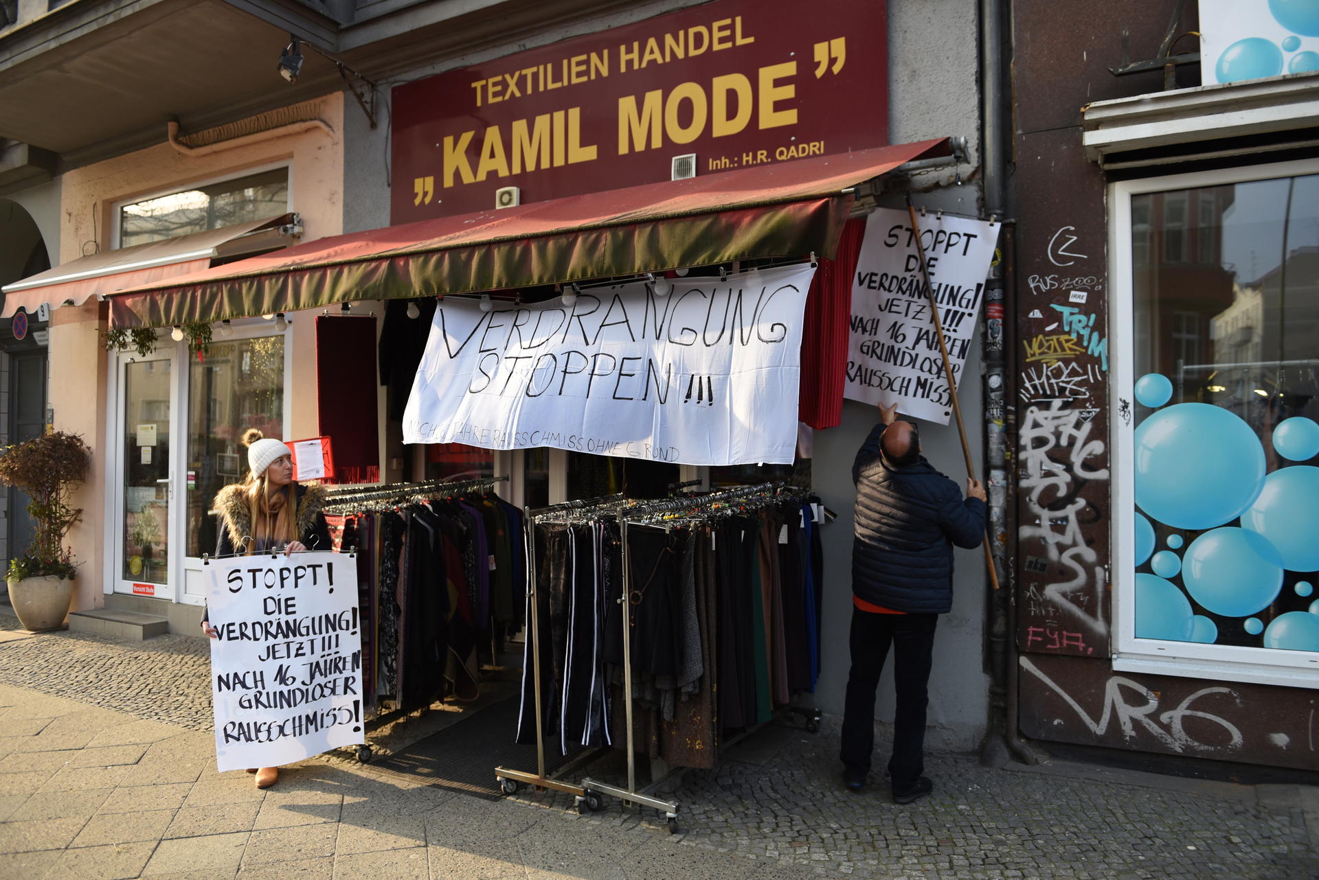 „Verdrängung stoppen!“ Protest-Plakate hängen vor dem Ladengeschäft am Kottbusser Damm. 