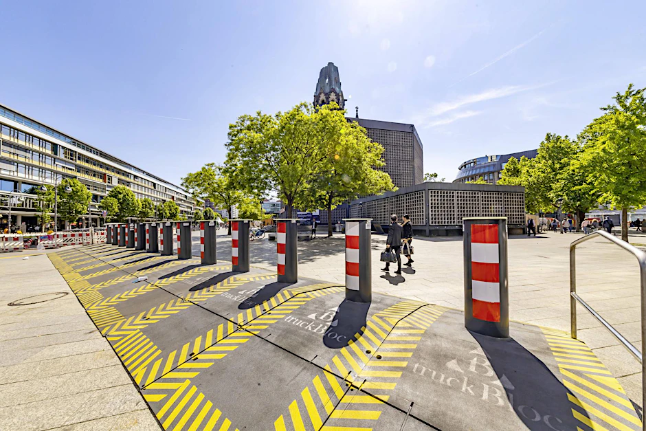 Eine Reihe von Pollern: Verstärkte Sicherheitsmaßnahmen am Breitscheidplatz.