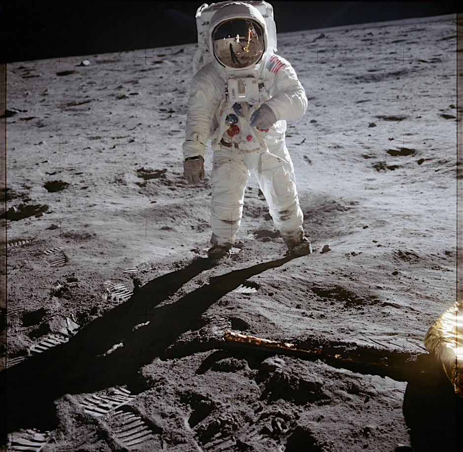 Buzz Aldrin am 21. Juli 1969 auf dem Mond. In seinem Visier spiegelt sich Neil Armstrong.