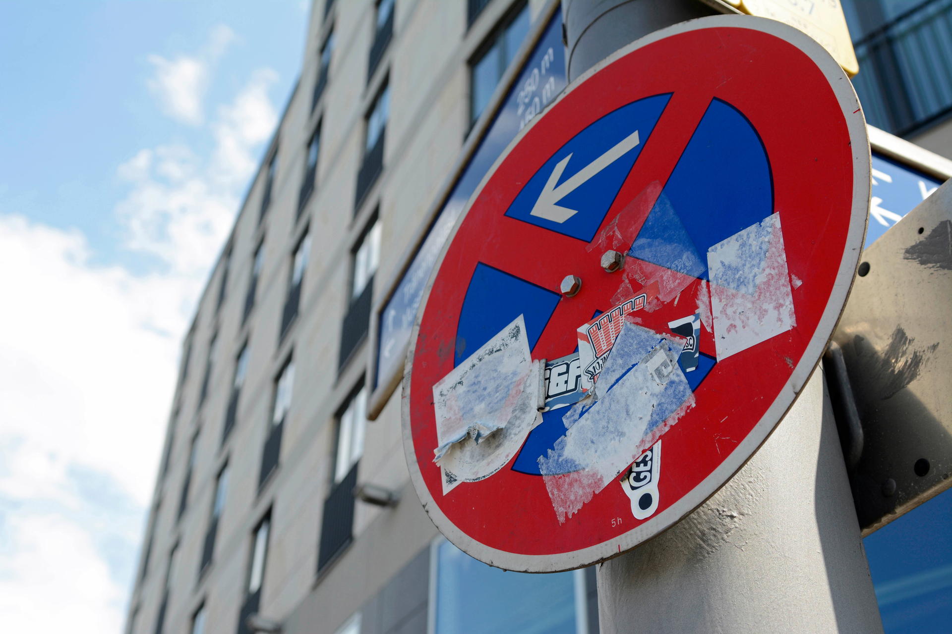 Image - Berlin-Mitte testet Straßenschilder mit Anti-Aufkleber-Beschichtung
