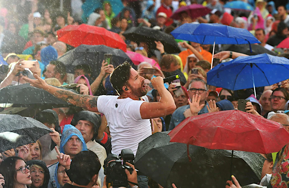 Michael Wendler nimmt im Regen ein Bad in der Menge.