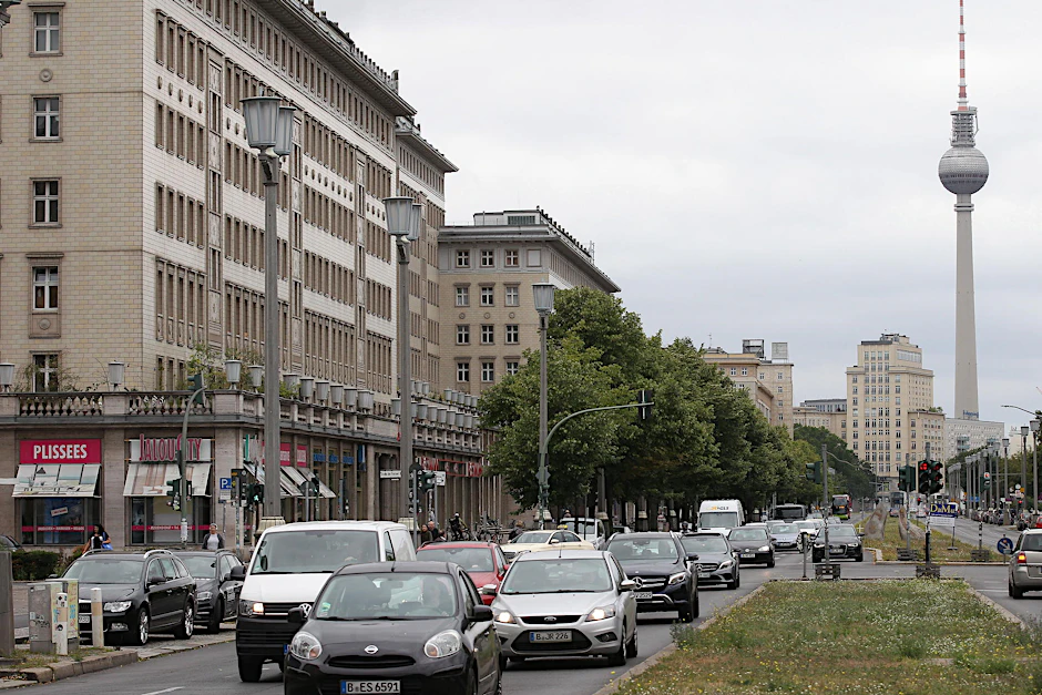 Die Straße der Arbeiterpaläste in der ehemaligen DDR: Die Häuser in der Karl-Marx-Allee wechselten nach der Wende oft den Eigentümer.