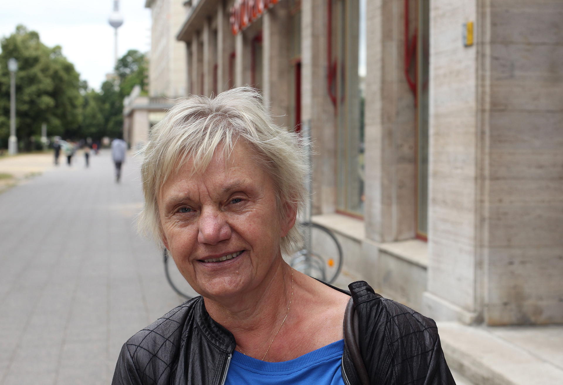 Brigitte Knebel (69): „Die Karl-Marx-Allee ist nach dem Krieg mühsam aufgebaut worden.“ Ein Vermieter wie die Deutsche Wohnen hätte absolut nicht gepasst.