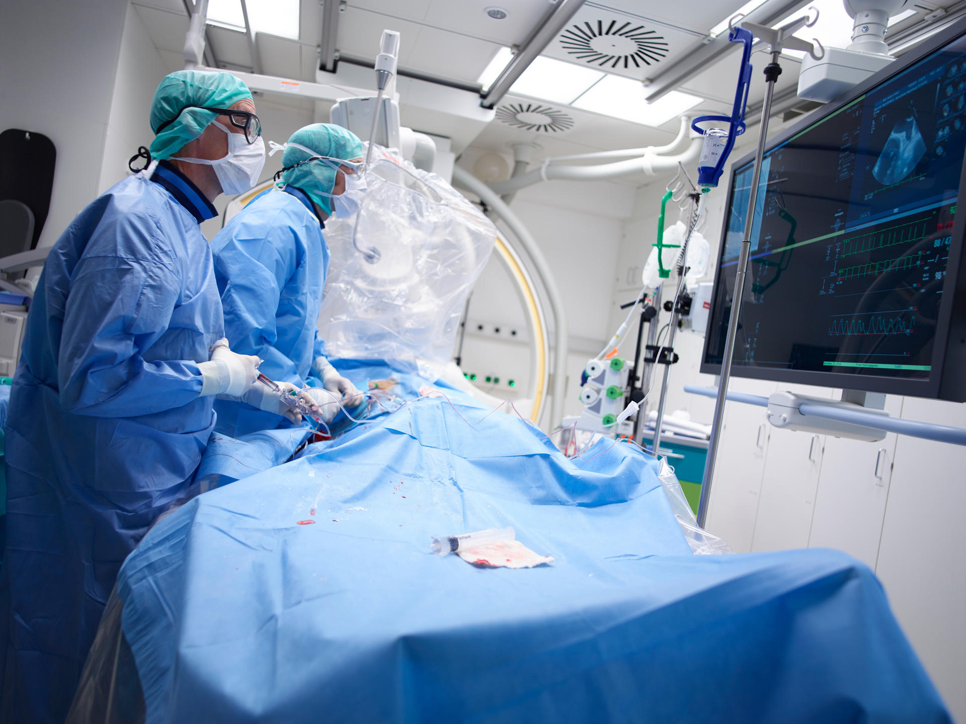 Notfallbehandlung eines Infarktpatienten an einem sogenannten Linksherzkatheterplatz, 