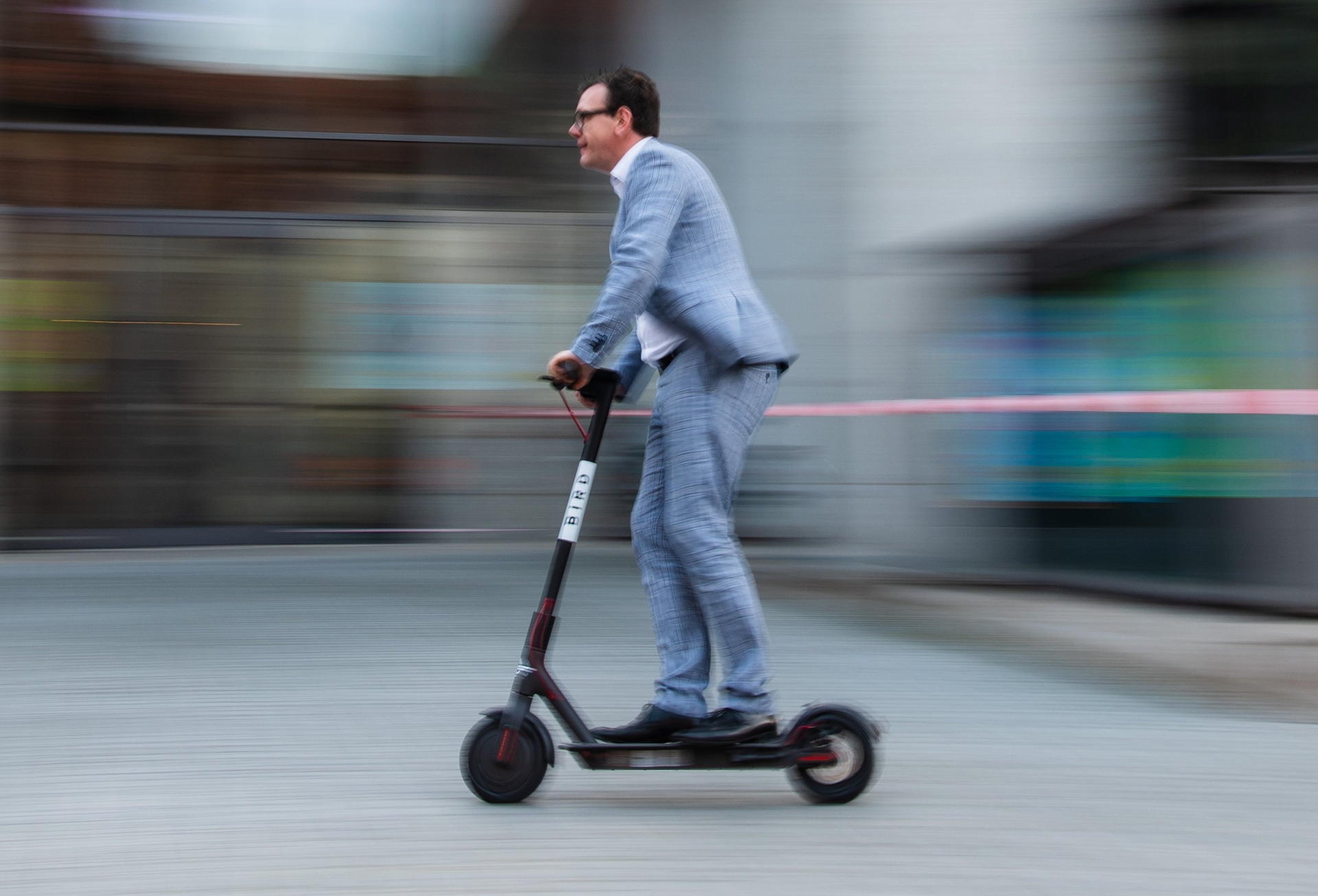 Für die letzte Meile bis ins Büro: E-Roller-Fahrer mit Anzug.