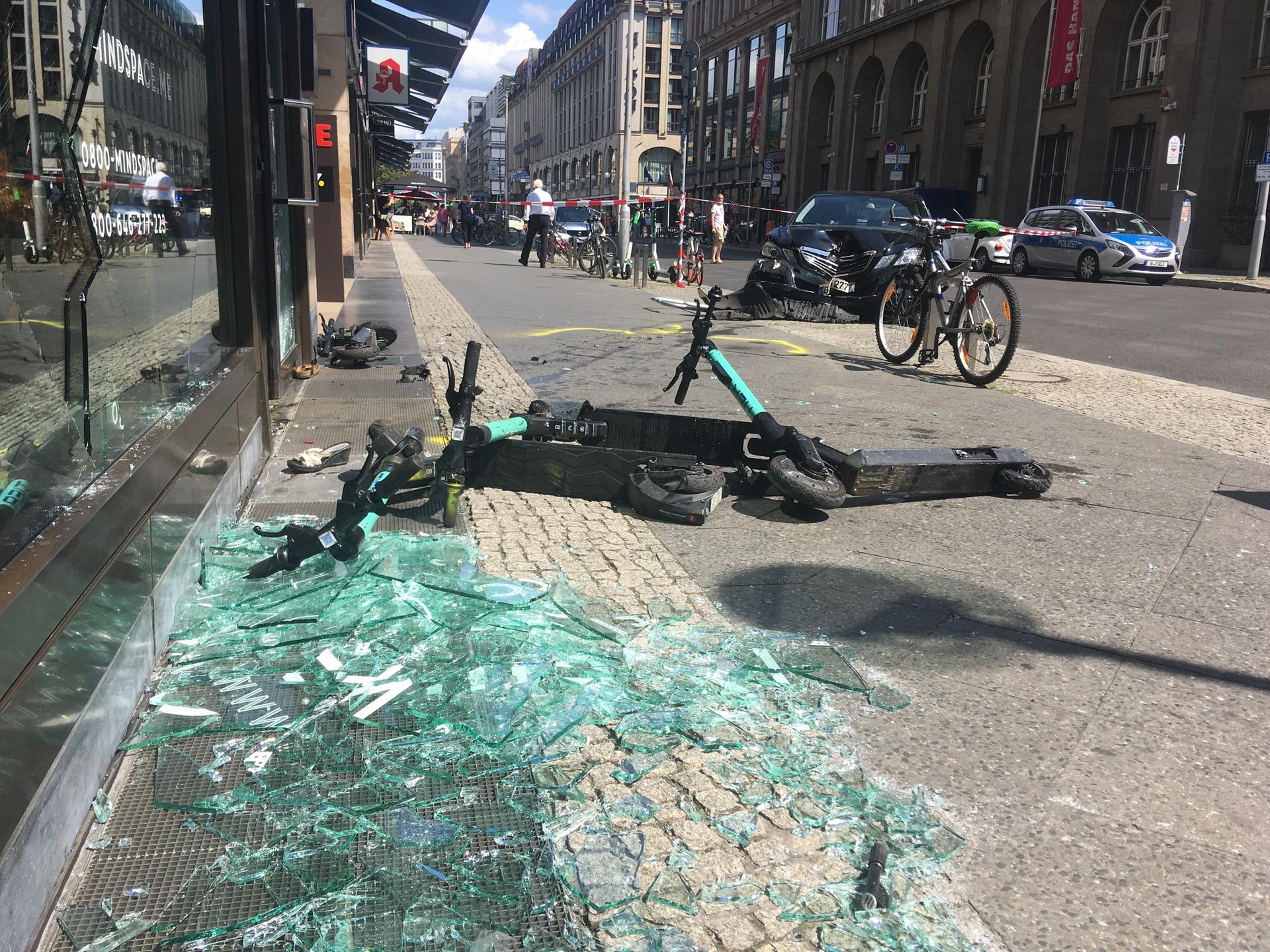 Image - Schwerer Unfall in Mitte: Mercedes klemmt Fußgängerin ein