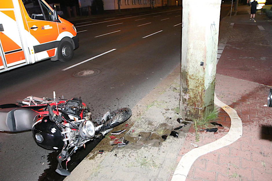 Die Suzuki prallte gegen einen Lampenmast. Der Fahrer flog noch etwa zehn Meter weiter und erlitt schwere Verletzungen.