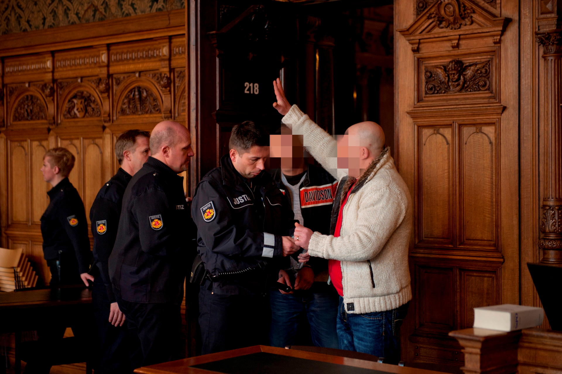 Verfahren in Bremen gegen ehemalige Mitglieder des verbotenen Rocker-Clubs Mongols wegen Drogenhandels: Rechts der Angeklagte Ibrahim Miri. 