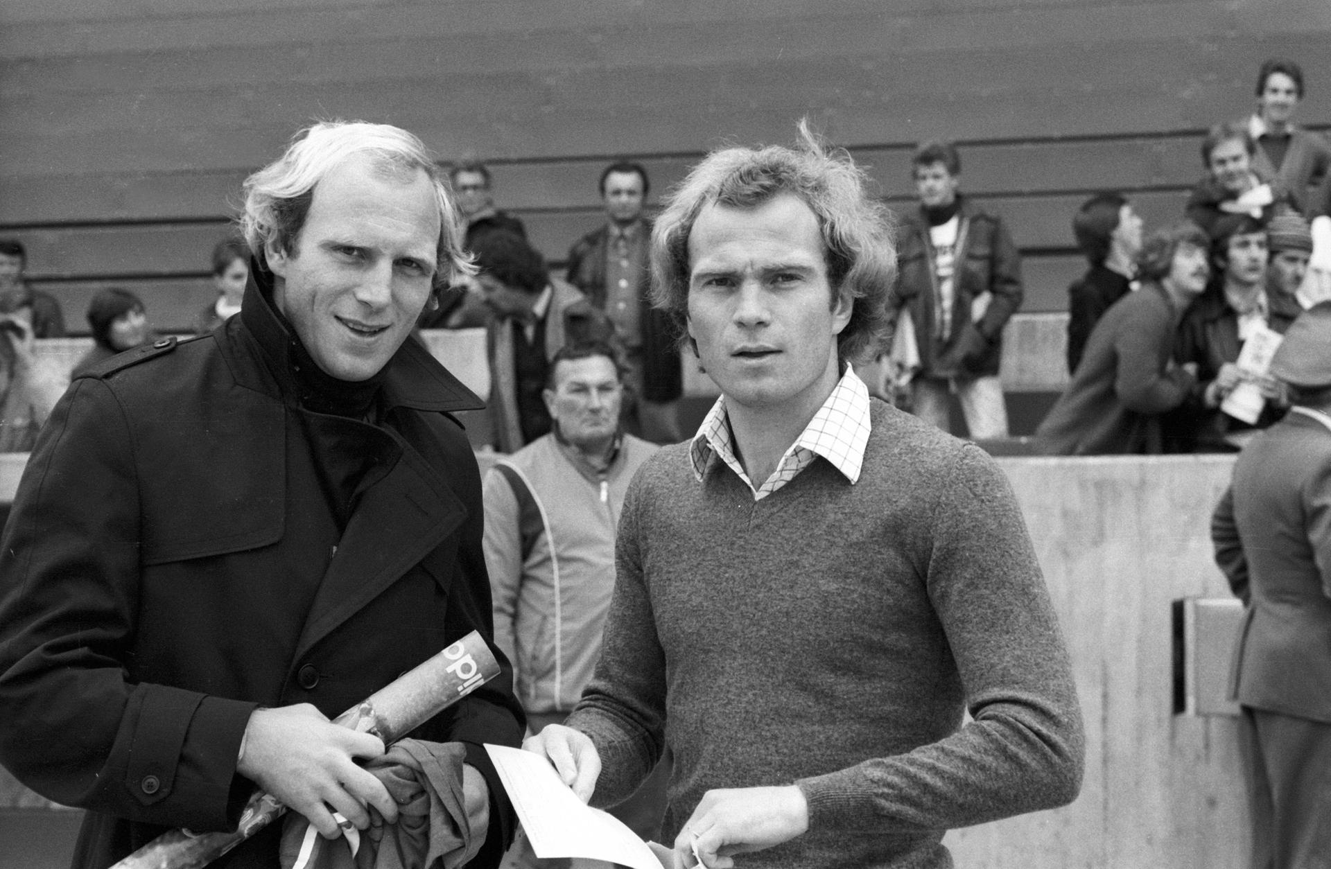 Uli Hoeneß (r.) mit Bruder Dieter vor einem Bundesligaspiel im Oktober 1978