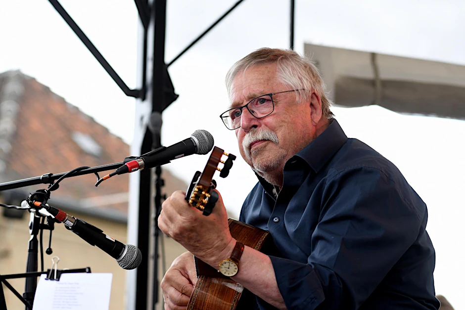Wolf Biermann singt an dem historischen Ort die "Stasi-Ballade".
