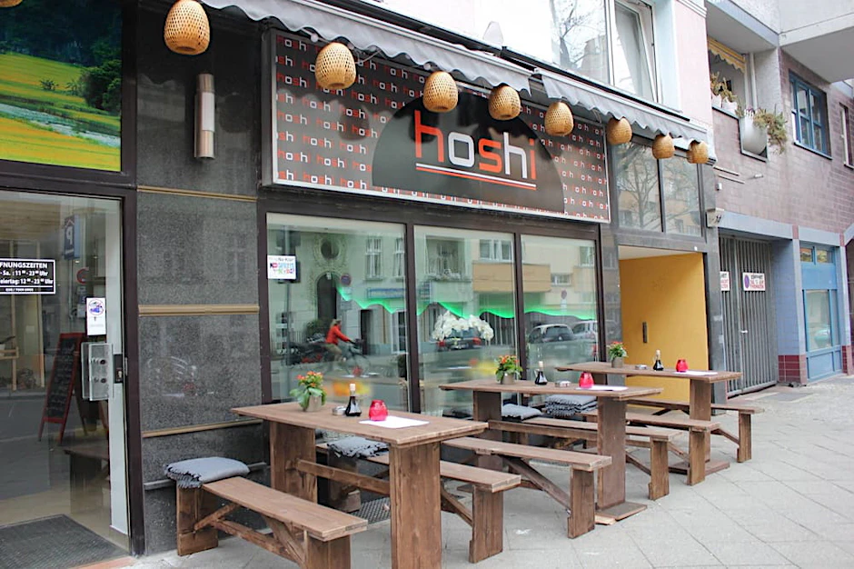 In diesem Restaurant „Hoshi Sushi“ in der Deitmerstraße mussten Gäste für ihr Menü draufzahlen, es sei denn sie kommen wochentags vor 16 Uhr.  