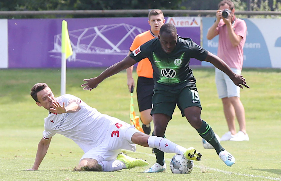 Christian Gentner attackiert Gegenspieler Jerome Roussillon mit vollem Körpereinsatz.