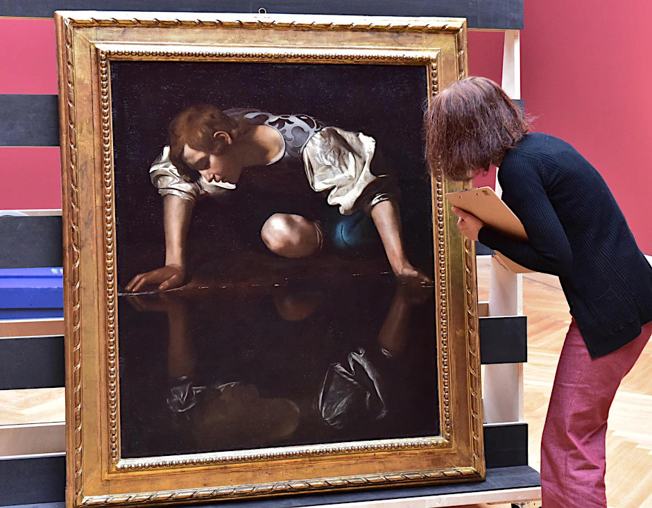 Das Bild von Caravaggio zeigt Narziss, der sich an einer Wasserquelle in sein Spiegelbild verliebt.