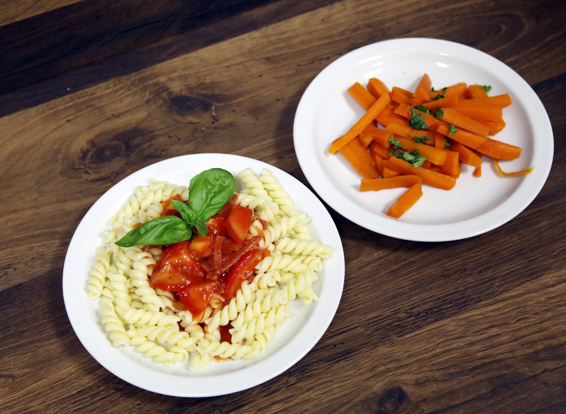 Die fertige Pasta (li.) und Beilage, Möhrensalat mit Kräutern.