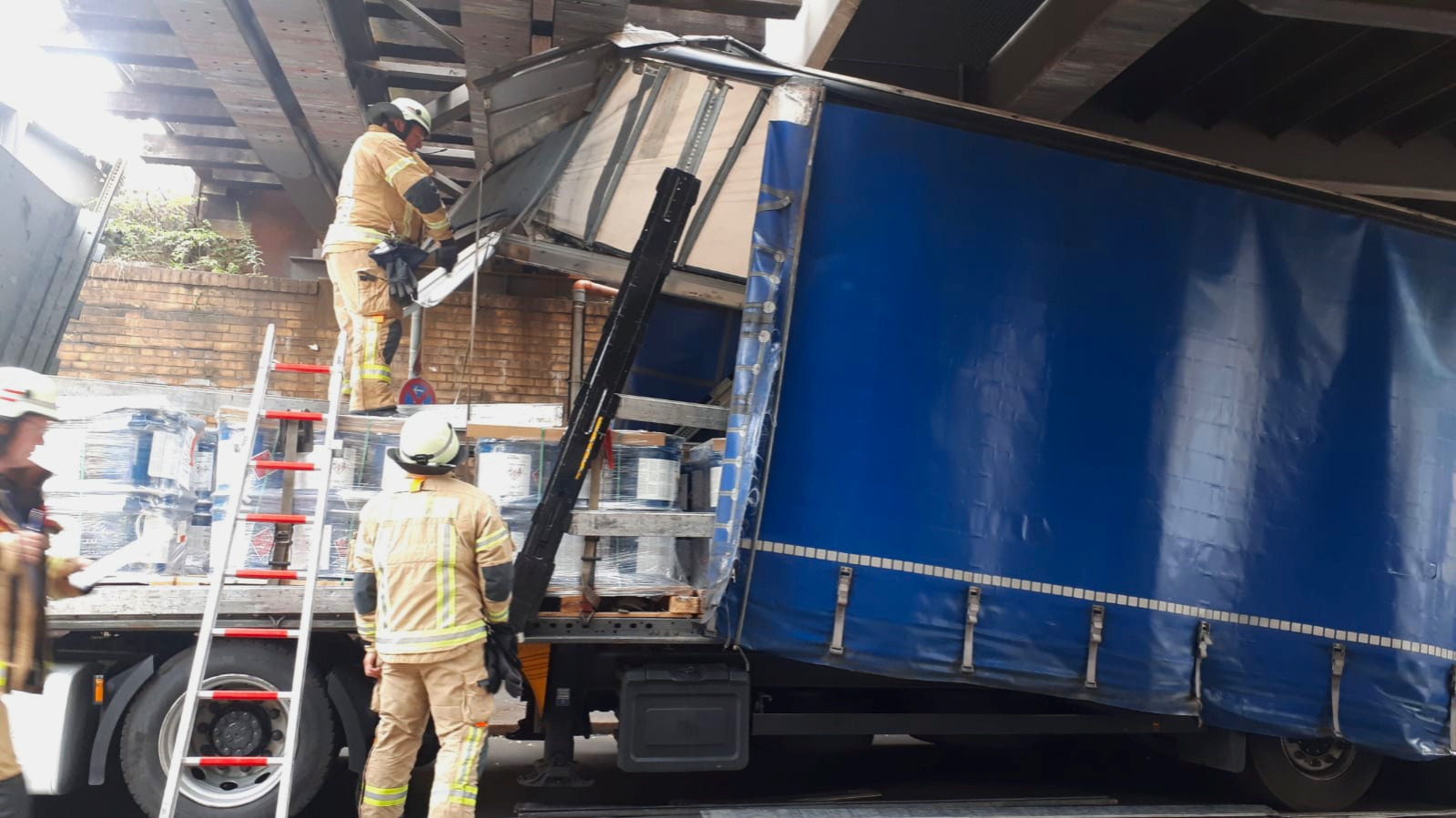 Lkw-Unfall in Neukölln: Der Lastwagen hatte Gefahrengut geladen.