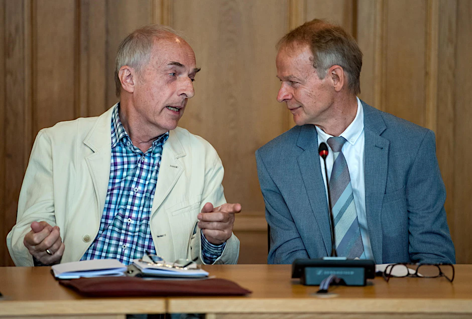 Der Hamburger Arzt Johann Friedrich Spittler (l) und sein Berliner Kollege Chrsitoph Turowski warten am Mittwoch auf die Verhandlung vor dem BGH.