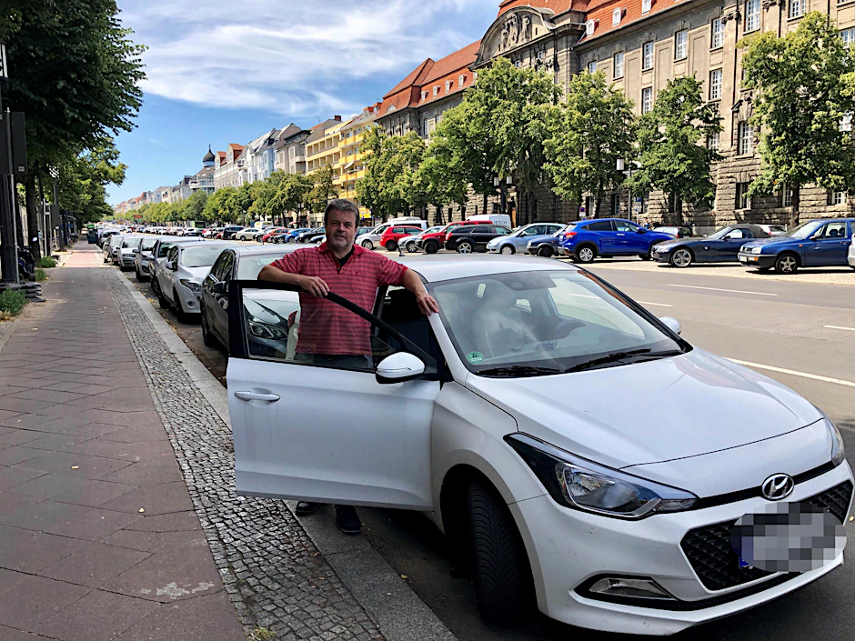 Der Fahrer und sein Auto: Thomas Uhlemann (58) wundert sich sehr über das Strafzettel-Wirrwarr.  
