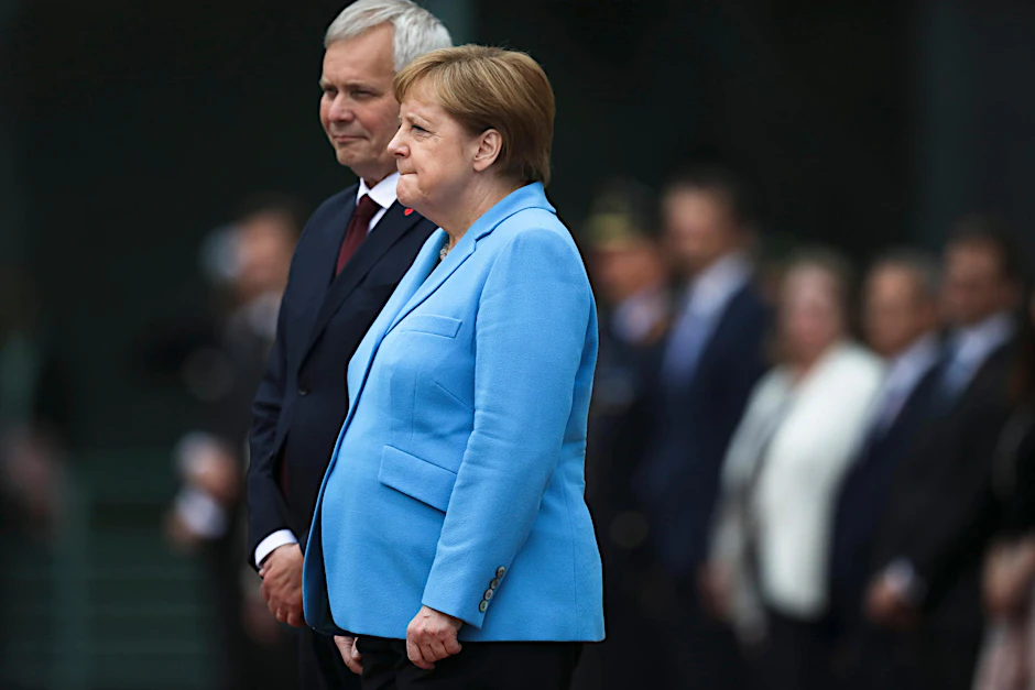10. Juli 2019. Neben Finnlands Ministerpräsident Anttii Rinne erlitt Kanzlerin Merkel am Mittwoch erneut einen Zitteranfall.  