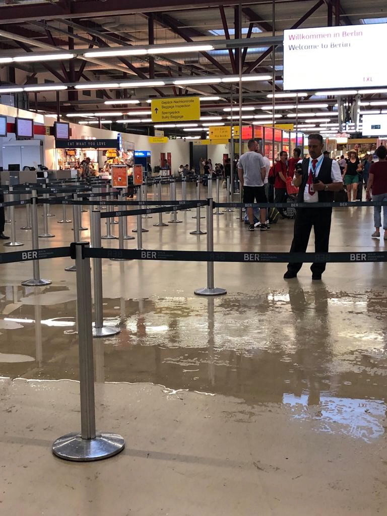 Die Pfütze wird immer größer: Am Flughafen Tegel regnet es durch ein undichtes Dach.