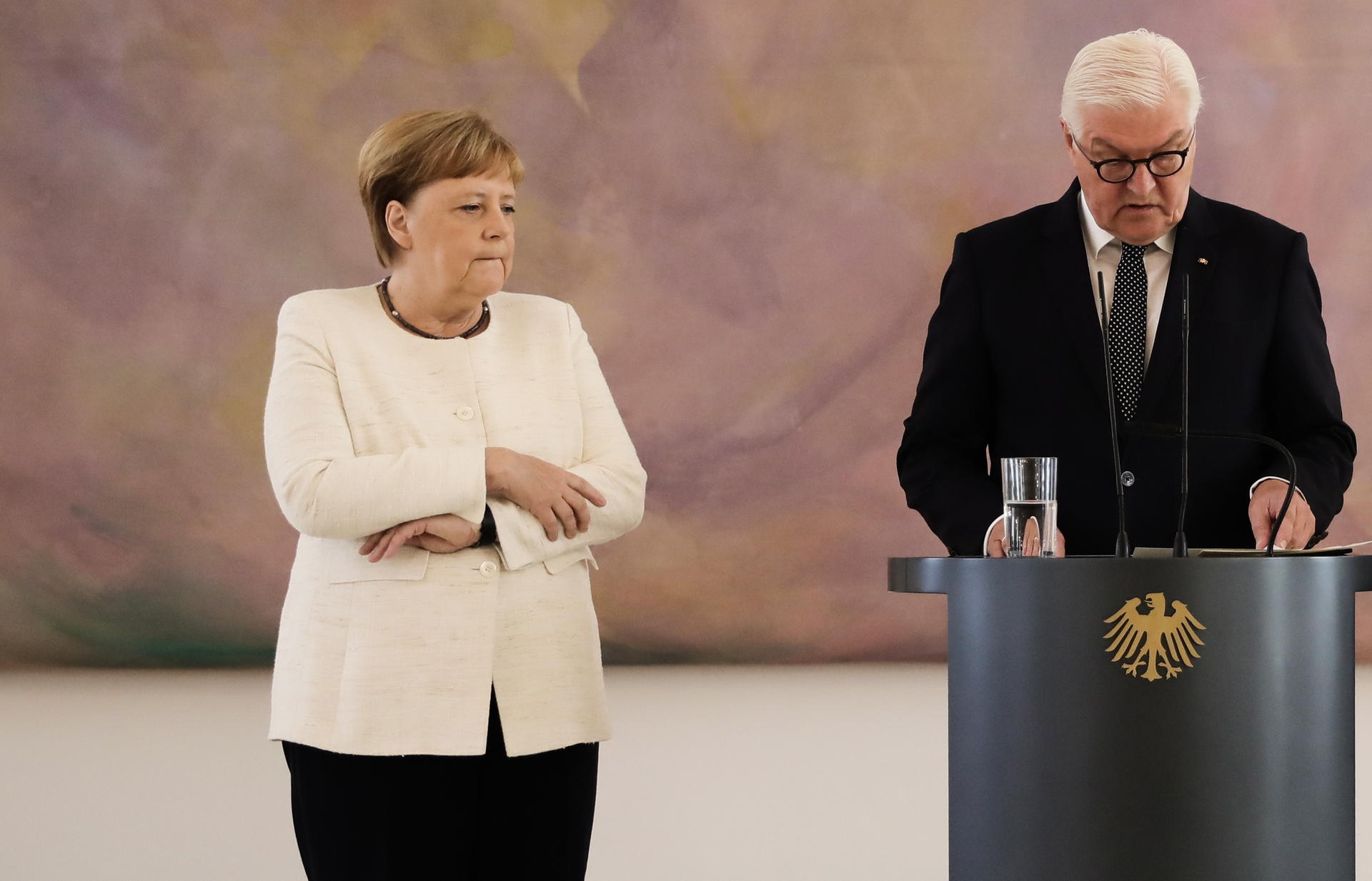 27. Juni 2019. Ministervereidigung in Berlin: Angela Merkel kreuzt die Arme, kann das plötzliche Zittern, welches sie überfällt, trotzdem nicht aufhalten.