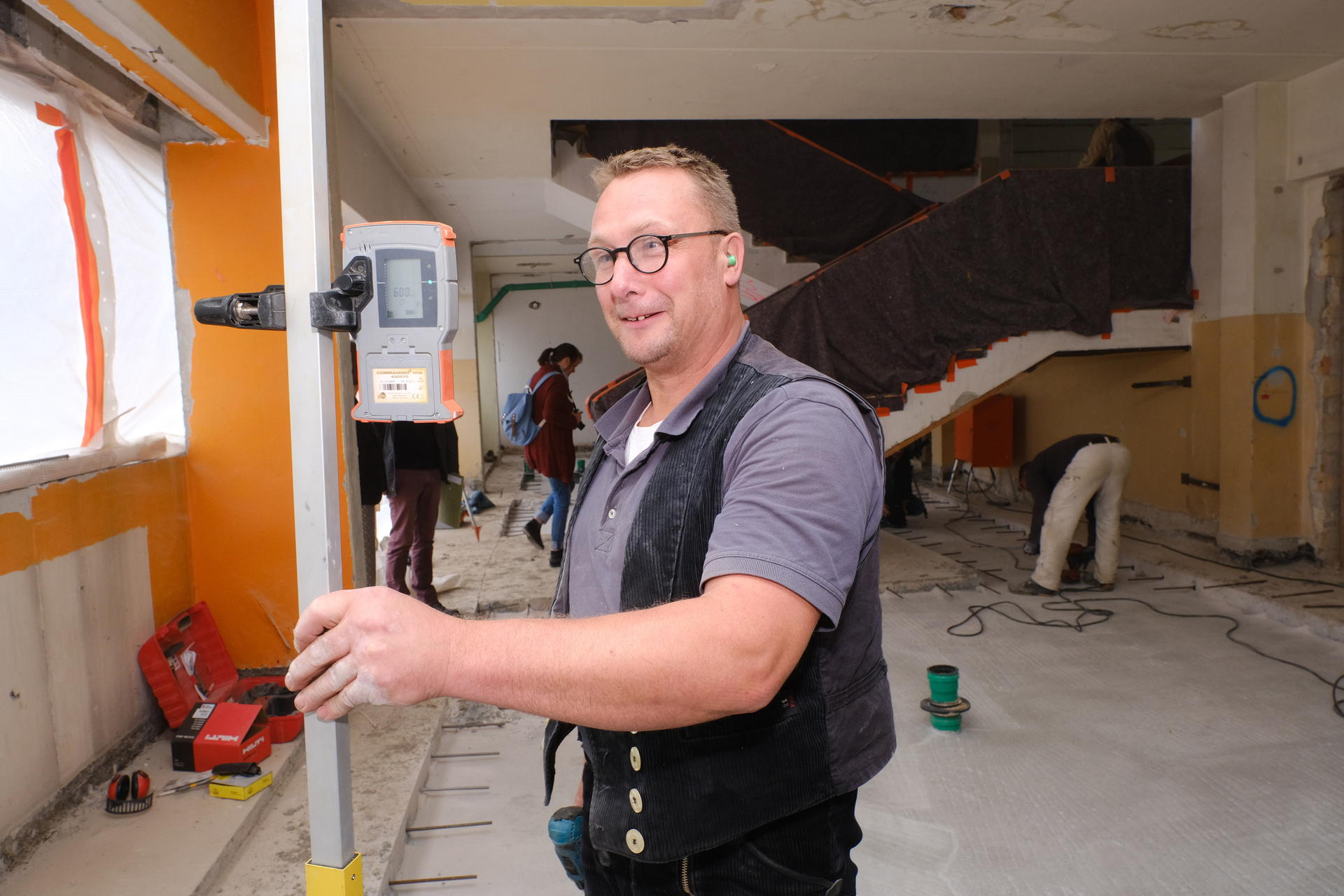 Arbeiter Frank Witschel (50) hat auf der Sporthallen-Baustelle alles im Griff. 