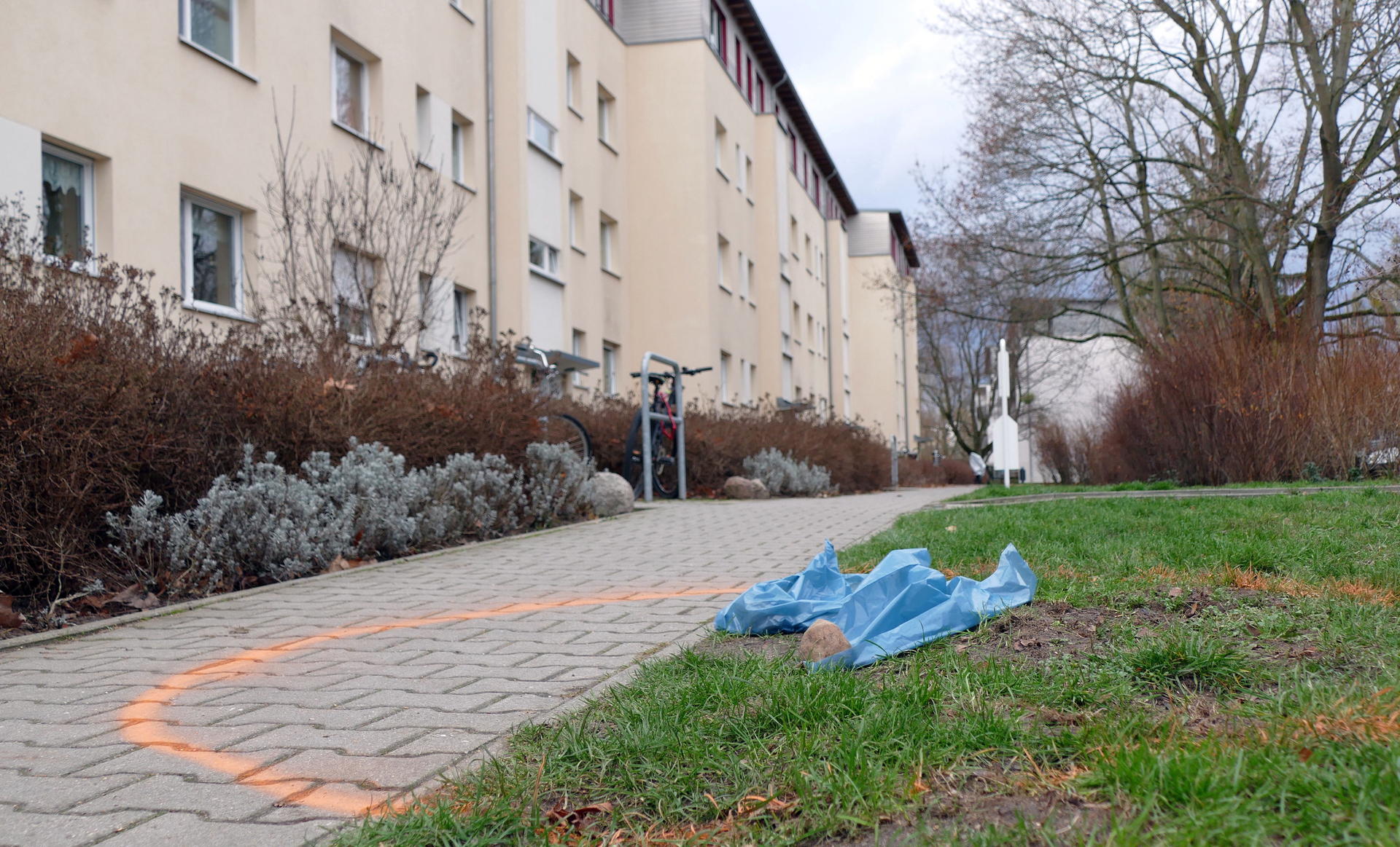 Vor diesem Wohnhaus in Zehlendorf geschah die blutige Tat. 
