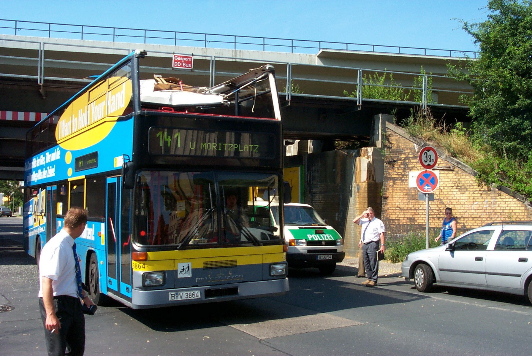 2002: Dieser große Gelbe der BVG legte sich ebenfalls mit der Brücke an – und verlor den ungleichen Kampf. 
