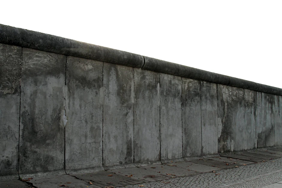 Teil der ehemaligen Grenzmauer an der Gedenkstaette Berliner Mauer in der Bernauer Strasse. 