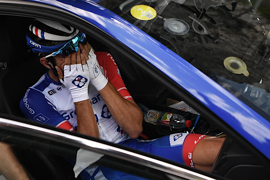 Thibaut Pinot weint bittere Tränen.